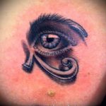 глаз гора тату №109 - интересный вариант рисунка, который хорошо можно использовать для доработки и нанесения как глаз гора тату на шее