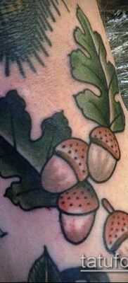 дубовые листья тату №305 — прикольный вариант рисунка, который хорошо можно использовать для переделки и нанесения как листья дуба тату
