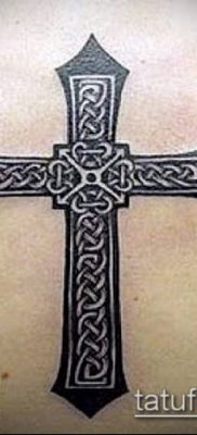 латинский крест тату №667 — интересный вариант рисунка, который легко можно использовать для переработки и нанесения как латинский крест тату на боку