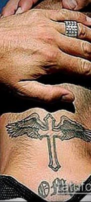 латинский крест тату №826 — достойный вариант рисунка, который успешно можно использовать для переделки и нанесения как латинский крест тату на плече