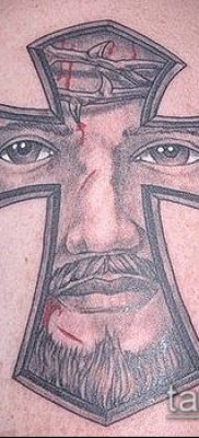латинский крест тату №321 — уникальный вариант рисунка, который успешно можно использовать для переработки и нанесения как латинский крест тату
