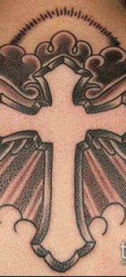 латинский крест тату №99 — уникальный вариант рисунка, который легко можно использовать для переделки и нанесения как латинский крест тату на шее