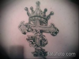Фото тату: крест с короной и надписью "King of Kings, Lord of Lords". Религиозная татуировка с символическим значением.