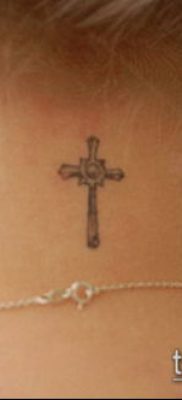 латинский крест тату №259 — прикольный вариант рисунка, который удачно можно использовать для преобразования и нанесения как латинский крест тату на руке