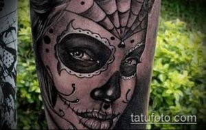 Фото тату женского лица в стиле Sugar Skull на руке. Черно-белая графика, тонкие линии, реалистичная прорисовка.