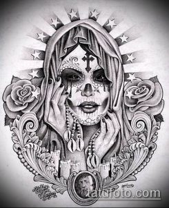 Черно-белый эскиз татуировки в стиле Sugar Skull с изображением женщины в платке и крестом. Детализированная прорисовка, свечи и цветы.
