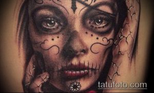 Фото тату женского лица в стиле Sugar Skull на руке. Черно-белая графика, тонкие линии, реалистичная прорисовка.