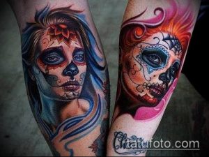Фото тату двух женских лиц в стиле Sugar Skull на голенях. Яркие цвета, детальная прорисовка, мексиканский стиль.
