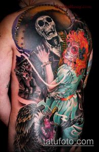 Фото тату на спине: череп танцует с девушкой, яркий рисунок в стиле Day of the Dead, красочные цвета и детализированный рисунок.