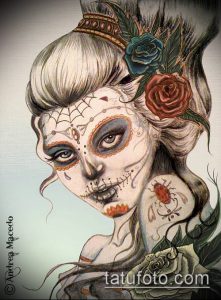 Фото татуировки в стиле Sugar Skull на плече. Изображение женского черепа, украшенного цветами, короной и детальным макияжем.
