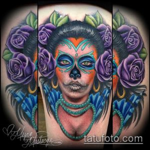 Фото татуировки в стиле Sugar Skull на плече. Изображение женского черепа, украшенного розами, бирюзой и ярким макияжем.