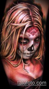 Фото татуировки в стиле Sugar Skull на руке. Изображение женского черепа с длинными волосами и детальным макияжем.