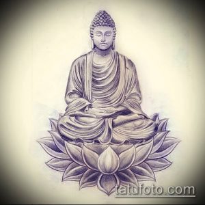 Эскиз татуировки Будды, сидящего в позе лотоса на цветке лотоса. Рисунок выполнен в черно-белом стиле с использованием тонких линий и штриховки.