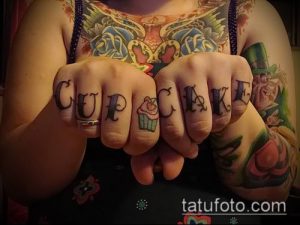 Фото тату: надпись 'CUPCAKE' и изображение кекса, выполненные на пальцах рук. Необычный и креативный рисунок татуировки.