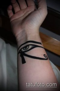 Фото тату минималистичного Глаза Гора на запястье, выполненного в черном цвете. Простой и лаконичный дизайн.