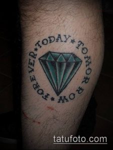 Фото тату бриллианта, окруженного круговой надписью 'Today Forever Tomorrow' на ноге. Традиционный рисунок татуировки в стиле олдскул.