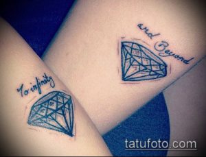 Фото парных татуировок на запястьях: два бриллианта с надписями 'To Infinity' и 'and Beyond', выполненные в минималистичном стиле.