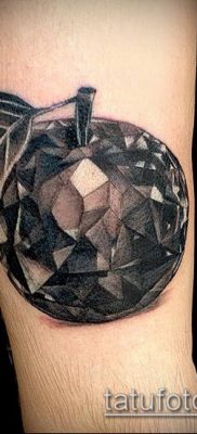 тату бриллиант №1 — интересный вариант рисунка, который удачно можно использовать для переработки и нанесения как тату бриллиант на запястье