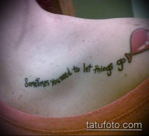 Фото тату с надписью "Sometimes you need to let things go" и изображением красного воздушного шара. Простая, но вдохновляющая татуировка.