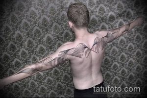 Фото тату с абстрактным рисунком из волнообразных черных линий. Элегантный дизайн татуировки, расположенный на спине мужчины.