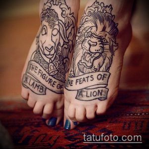 Фото тату: изображение льва и ягненка на стопах, с надписями "The Figure of a Lamb" и "The Feats of a Lion", выполненное в графическом стиле.