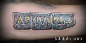 Фото татуировки с изображением группы крови AB(IV)Rh+, выполненной в стиле киберпанк на предплечье.