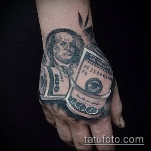 Фото тату на руке с реалистичным портретом Бенджамина Франклина и стодолларовыми купюрами. Черно-серый рисунок с высокой детализацией.