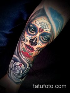 Фото тату Калавера на предплечье: красочная татуировка в стиле Day of the Dead с детально проработанным черепом и розой.
