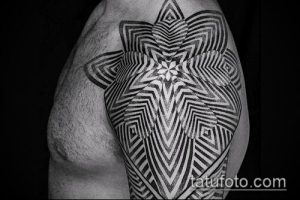 Фото тату на плече, создающее эффект оптической иллюзии. Черно-белая татуировка с использованием геометрических узоров и линий.