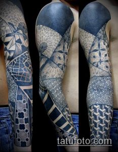 Черно-белое фото татуировки, покрывающей всю руку. Геометрические фигуры, точечная техника, сложный узор, рукав.