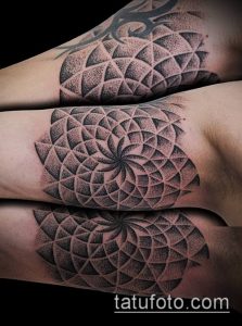 Черно-белое фото татуировки в технике Dotwork на руке, с изображением спирального узора, созданного из множества точек. Абстрактный и завораживающий рисунок.
