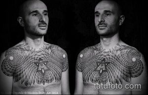 Фотография татуировки на мужской груди, выполненной в технике дотворк. Изображен сложный геометрический узор с центральной звездой Давида.