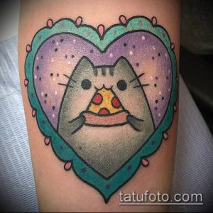 Яркая и милая татуировка на руке с изображением кота Pusheen, держащего кусок пиццы в форме сердца. Татуировка выполнена в мультяшном стиле.