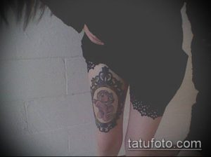 Фото тату: старинное зеркало в витиеватой раме, отражающее ангела. Яркие цвета и стиль олд скул.