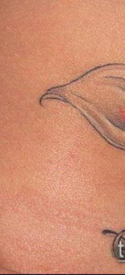 тату каллы №898 — прикольный вариант рисунка, который успешно можно использовать для доработки и нанесения как тату каллы акварель на бедре