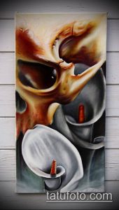 Фото тату черепа и калл. Реалистичный рисунок с использованием коричневых, серых и белых оттенков. Идеальный эскиз для татуировки на спине.