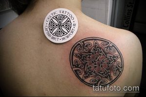 Фото тату кельтского узора на спине. Изображен круглый узор, выполненный в черном цвете, с логотипом тату-студии.