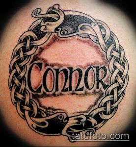 Фото татуировки с кельтским узлом, в котором вписано имя "Connor". Черно-серый рисунок выполнен с высокой детализацией и аккуратностью.