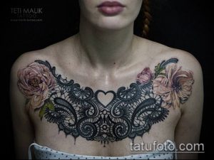 Фото тату кружева с цветами на груди. Изящный рисунок, сочетающий в себе элементы кружева и нежных роз.