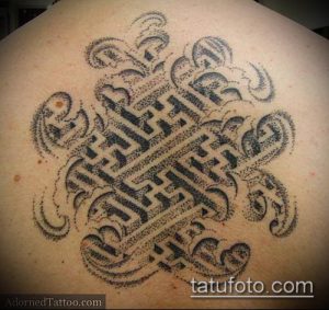 Черно-белое фото татуировки в виде лабиринта, выполненной точечной техникой (dotwork) на спине. Уникальный и детализированный рисунок татуировки.