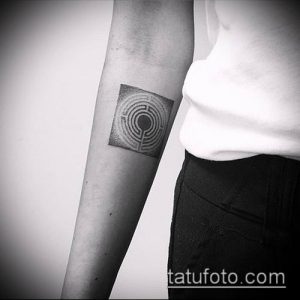 Фото тату лабиринта, выполненного в технике dotwork на руке. Изображение демонстрирует сложную структуру и минималистичный дизайн.