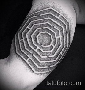 Фото тату лабиринта, выполненного в технике dotwork на локте. Изображение демонстрирует сложную структуру и утонченность.