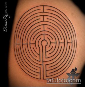 Фото тату лабиринта, выполненного на плече в технике blackwork. Изображение демонстрирует сложную структуру и детализацию.