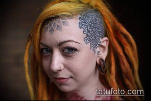 Фото татуировки на виске и лбу девушки, выполненной в виде сложного кельтского узора, сочетающегося с геометрическими формами.