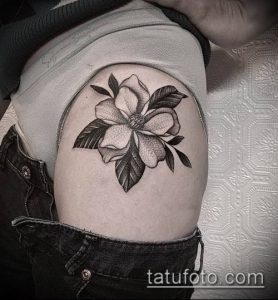 Фото тату: Черно-белая татуировка магнолии на плече, выполненная в технике blackwork. Изящный рисунок татуировки для ценителей минимализма.