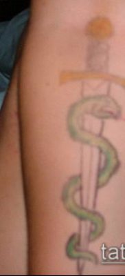 тату меч и змея №220 — классный вариант рисунка, который успешно можно использовать для переработки и нанесения как тату меч и змея на руке