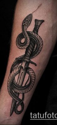 тату меч и змея №638 — эксклюзивный вариант рисунка, который хорошо можно использовать для доработки и нанесения как тату меч и змея на ноге