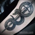 тату меч и змея №443 - достойный вариант рисунка, который хорошо можно использовать для переработки и нанесения как тату меч и змея на ноге