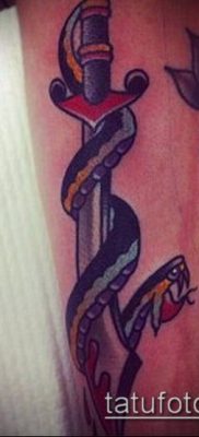 тату меч и змея №36 — крутой вариант рисунка, который успешно можно использовать для переработки и нанесения как тату меч и змея на ноге