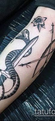 тату меч и змея №93 — уникальный вариант рисунка, который успешно можно использовать для переработки и нанесения как тату меч и змея на плече
